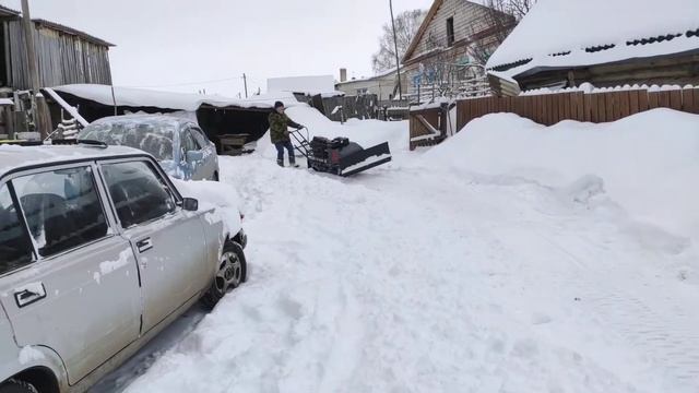 Мотобкусировщик Друг с отвалом для уборки снега смотреть онлайн