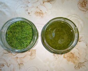 Базиликовая заправка для салата и соль из стеблей петрушки
