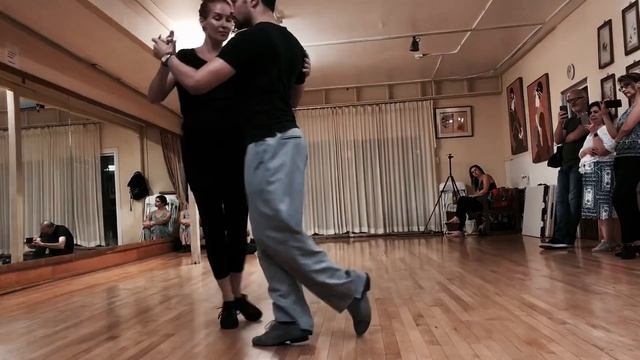 Tango 201: la media vuelta- half turn w Sacadas смотреть онлайн