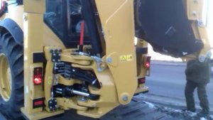 Погрузчик-экскаватор CAT 434E съезд с эвакуатора