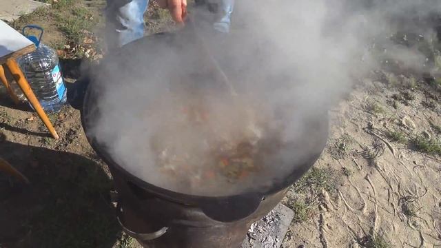 Жаркое в сметане с курицей и грибами в казане на костре.