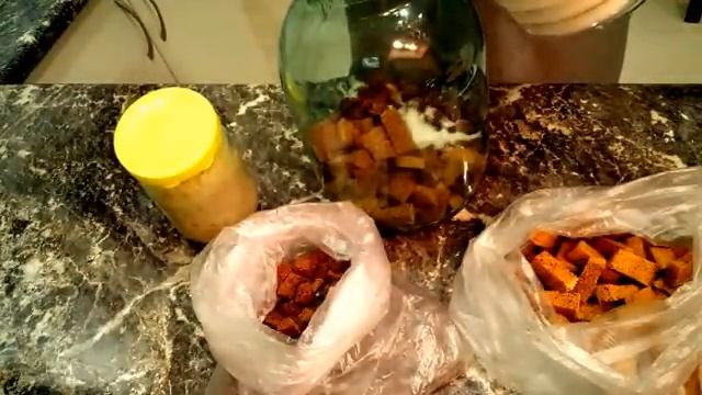Квас в домашних условиях. Домашний квас на ржаной закваске. Закваска для кваса на дрожжах.