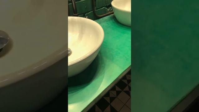Зеленая столешница из бетона