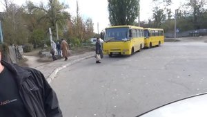 Детей в школу возят стоящими в автобусах.Дети с рухнувшей школы.