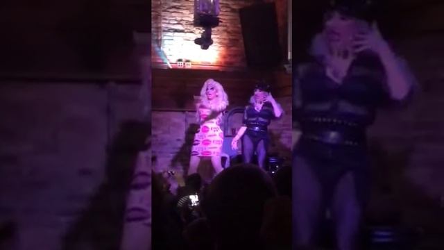 Trixie & Detox imitating lipsync between Fame & Pearl live!