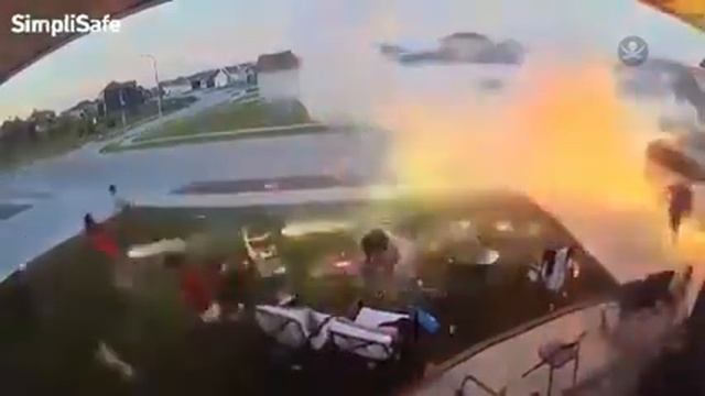 В США в День независимости семья подожгла фейерверк, что вызвало цепную реакцию.Смотреть до конца смотреть онлайн