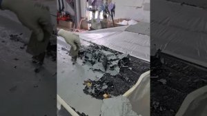 Удаляем краску с дверей автомобиля с помощью смывки краски.