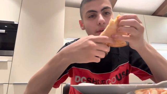 Мукбанг/Пицца домашняя 4 сыра/Вкусно! смотреть онлайн