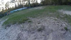 Поисковый магнит экспиримент по сухому песку на городском пляже, в поисках монет.