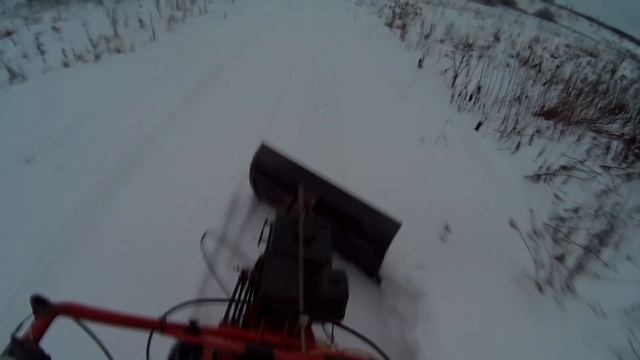 Очистка дороги от талого снега минитрактором Тяни-толкай