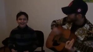 Чеченская песня под гитару мальчик красиво исполняет
