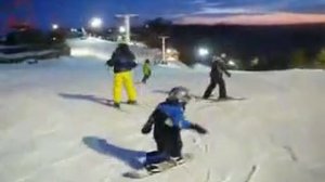 Трехлетний ребенок на сноуборде