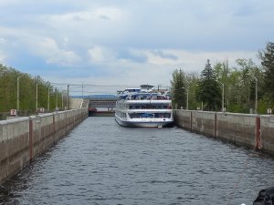 Россия: увлекательное путешествие на теплоходе по Волге. Проходим шлюзы Жигулевской ГЭС в Тольятти