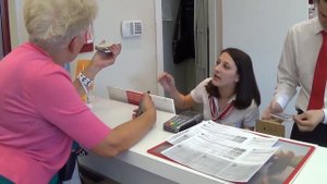 бабка в салоне сотовой связи