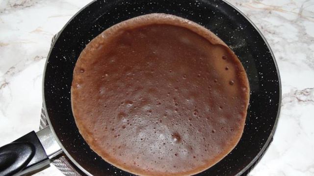 Шоколадные блины с творогом и фруктовым соусом