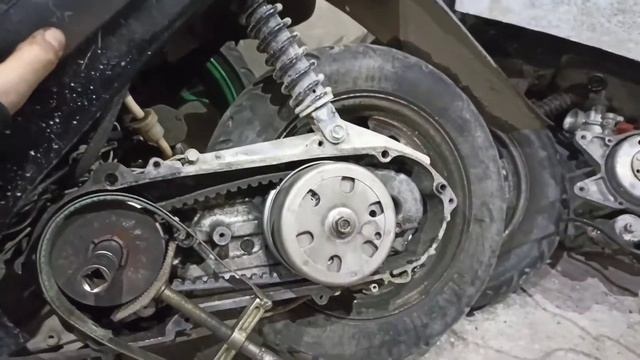 замена сцепления на скутере Suzuki Sepia ZZ ч1 ВСЕГО ОТКРУТИЛ ПАРУ ГАЕК И ПОЕХАЛ