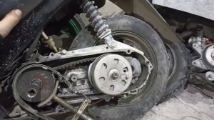 замена сцепления на скутере Suzuki Sepia ZZ ч1 ВСЕГО ОТКРУТИЛ ПАРУ ГАЕК И ПОЕХАЛ