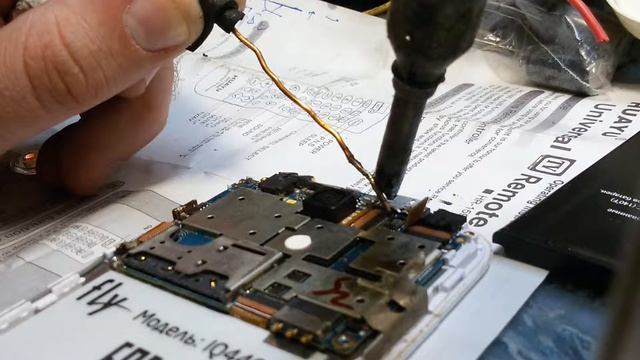 Припайка микро юсб гнезда зарядки в телефоне при помощи большого паяльника и медной проволочки смотреть онлайн