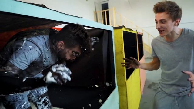 ВЫБЕРИ ПРАВИЛЬНУЮ КОРОБКУ, ЧТОБЫ ВЫЖИТЬ! смотреть онлайн