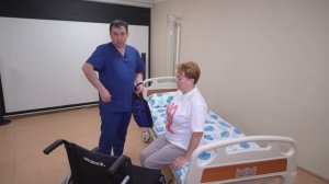 6 Пересаживание из кровати в кресло при помощи пояса для перемещения