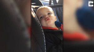 Малыш подпевает Уитни Хьюстон