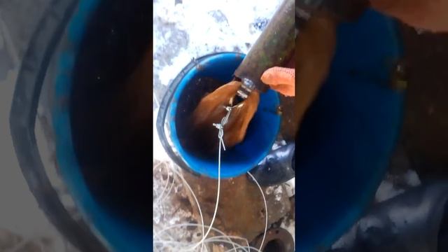 Как и чем мы чистим скважину.жалонкой чистим смотреть онлайн