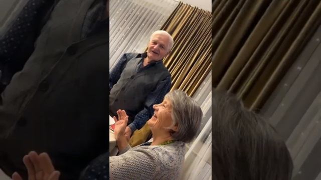 Караоке клуб!!! Как отметить свой день рождения в свои 83 года!!!??? смотреть онлайн