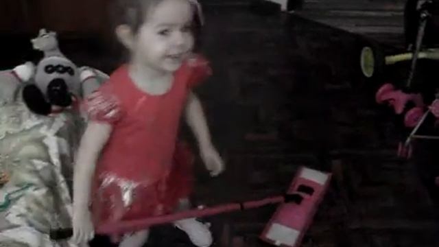 Обожаю мыть полы)))Вот как надо маме помогать! смотреть онлайн