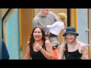 все демали что это живой ребёнок, мужик просто тренеруется с куклой, бьётся об косяк двери. пранк