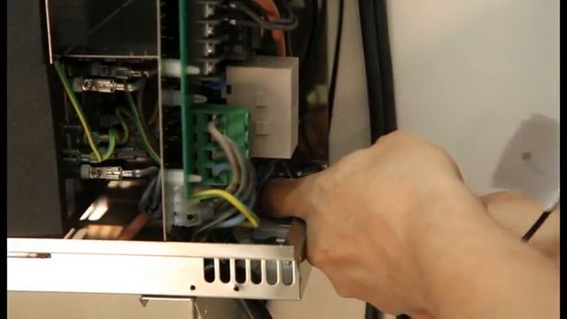 Instalacja generatora pary Harvia HGX cz. 2 Podłączenie elektryczne смотреть онлайн