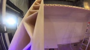 На видео — принтер, который печатает дома. Его сделала  Mighty Buildings с основателями-россиянами