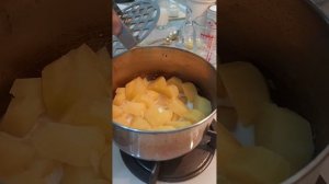 Рулет из слоеного теста с мясом и картофелем.