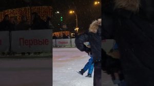 Евгений Плющенко и малыш на руках.Мимишное видео ?Александр Плющенко тоже любит малышиков. ВДНХ