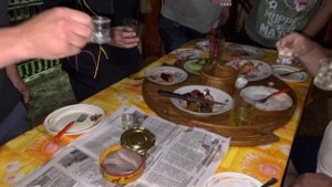 Как правильно есть сюрстрёмминг ? Самое вонючее блюдо в мире ??