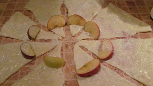 Булочки с дольками яблок