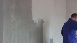 Нанесение шпаклевки на стены с помощью  валика