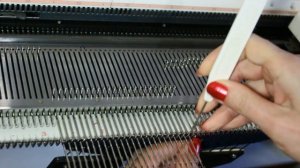 вяжем Шапку с клиньями на вязальной машине .Knitting machine