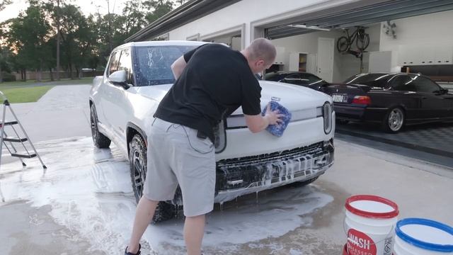 Rivian R1T: Introduction Wash and Talk | A PERFECT Family Flex Vehicle? смотреть онлайн