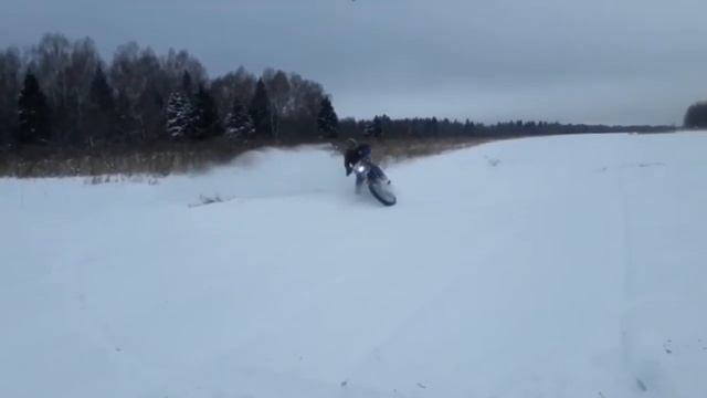 КАК ЗИМОЙ НЕ ЗАКРЫВАТЬ МОТО СЕЗОН/Катаемся на мотоцикле с люлькой и эндуро по снегам смотреть онлайн