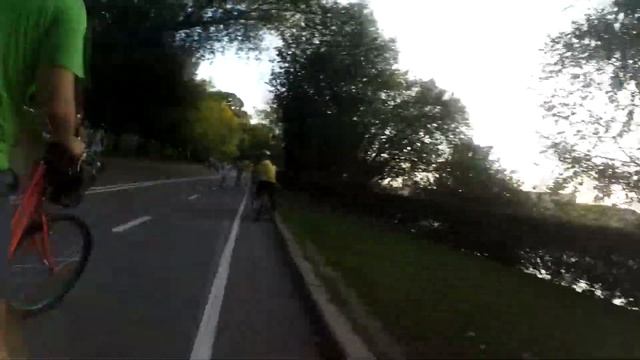 Велодорожка в Парке Горького и Вороьбьевых горах, море пешеходов и красивый закат. смотреть онлайн