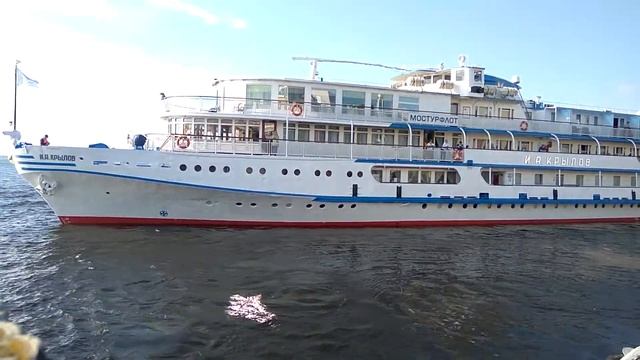 Чебоксары, речной порт. Теплоход Иван Крылов. смотреть онлайн