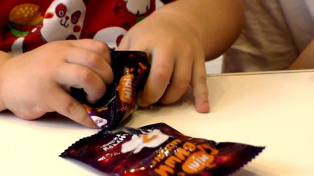 Малыш Саша раскрывает сквиши из КБ смотреть онлайн