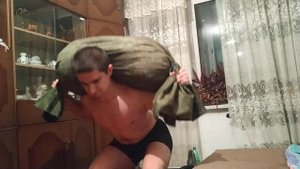 Приседания с мешком песка 76 кг, один из двух подходов по 11 повторов.
