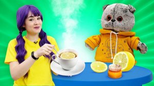 Дымок пробует чай с медом и лимоном - Видео для детей с котом Дымок - Игры в доктора игрушек