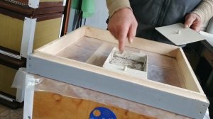 Разные виды кормушек для пчёл своими руками.