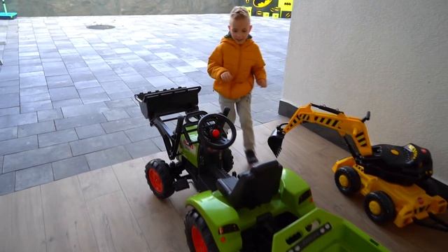 Подарки от БЭТМЕНА...Unpacking gifts THE POWER Wheel Ride on the tractor BulDozer! смотреть онлайн