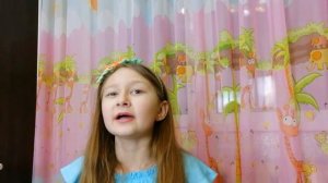 Игорь шутит и хочет быть маленьким. Малыш спрятался в коробке
