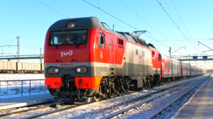 ЭП2К-173 со скорым поездом Абакан — Москва следует через о.п. Электродепо