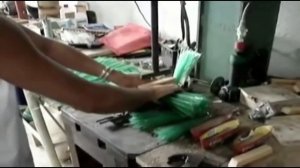 Как сделать пластиковую метлу кустарным способом