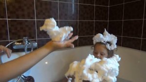 Девочки в поисках ДОРИ / играем в ванне с забавной пеной